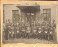 Постоянный офицерский состав Офицерской стрелковой школы в новой парадной форме образца 1912 года перед главным зданием Школы 1913.jpg