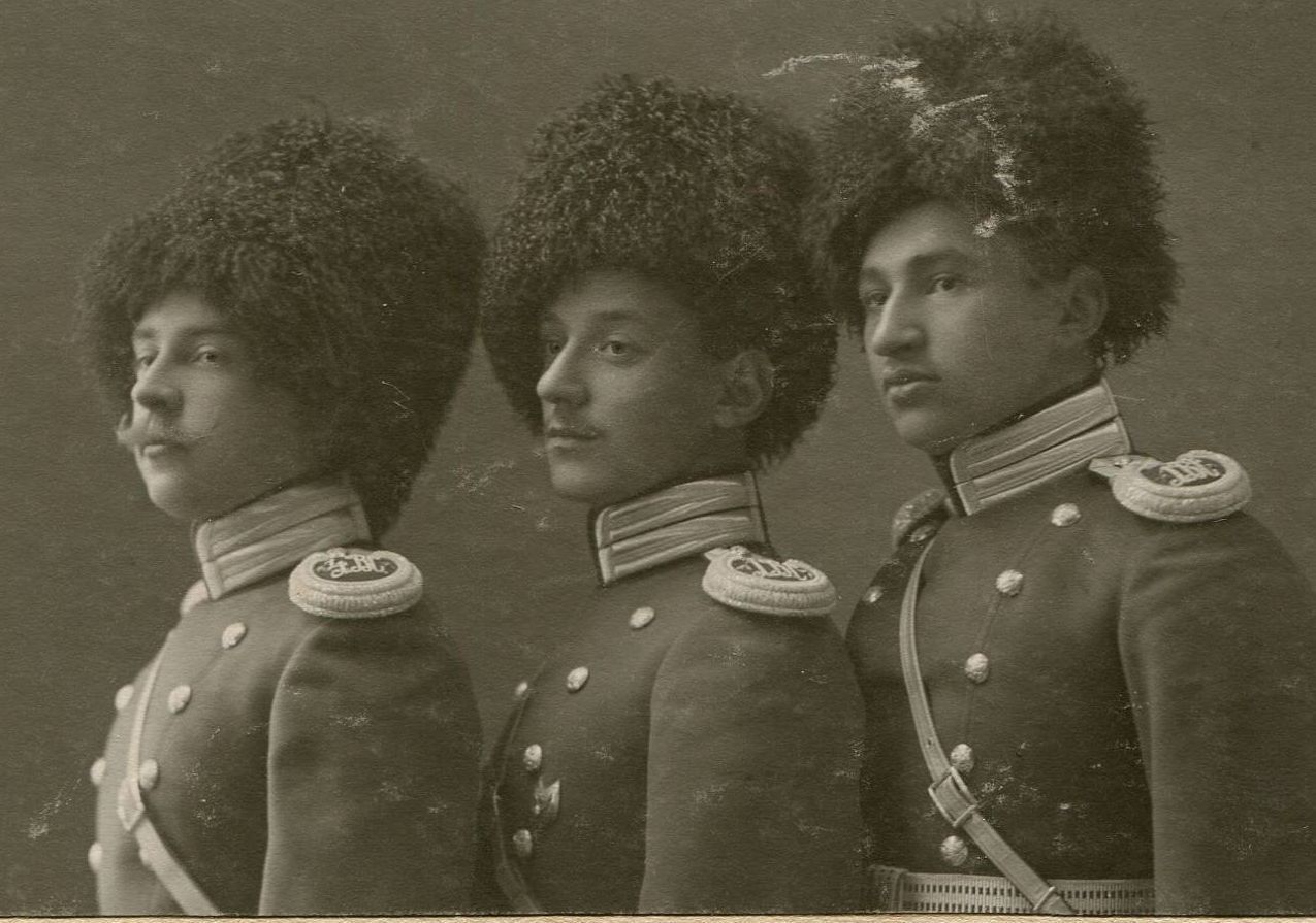 Величестве 1 ых. Nike 80 годов. Величестве 1 ых. Джордж лэзенби на секретной службе ее величества. Петр николаевич самохин 1890г купец.