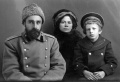 Военный инженер капитан С. А. Маккавеев с семьёй, Владивосток, 1913 г.jpg