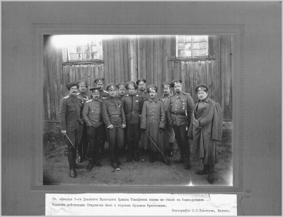 Группа офицеров 3-го Донского казачьего полка во главе с командующим полком Эксе и героем К. Крючковым..jpg